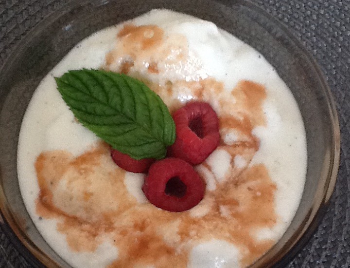 Quarkmousse mit fruchtiger Sauce