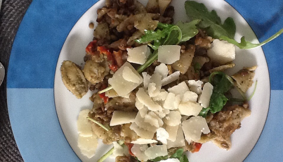 Berglinsen mit Nudeln, getrockneten Tomaten und Rucola