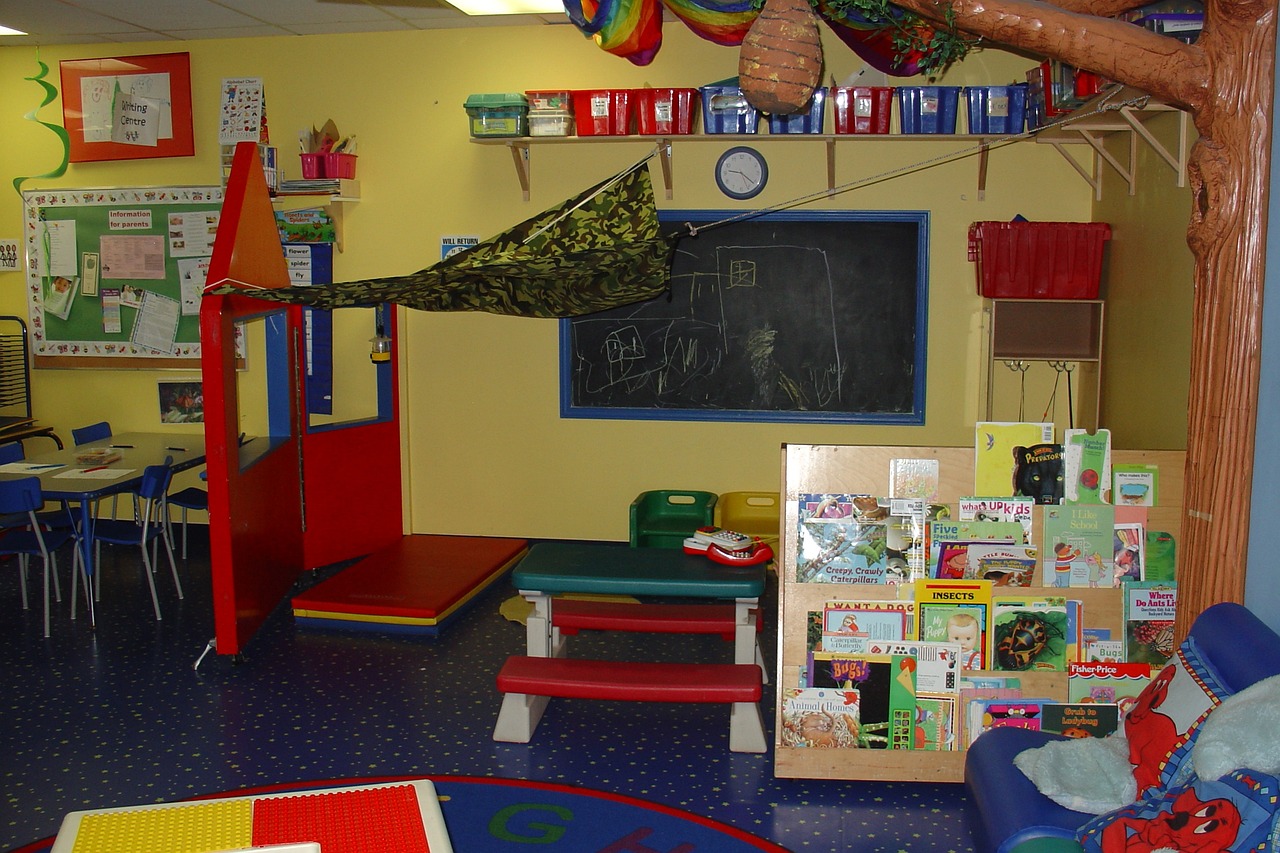 Foro des Innenraums eines Kindergartens mit Bücherregal und Spielecke